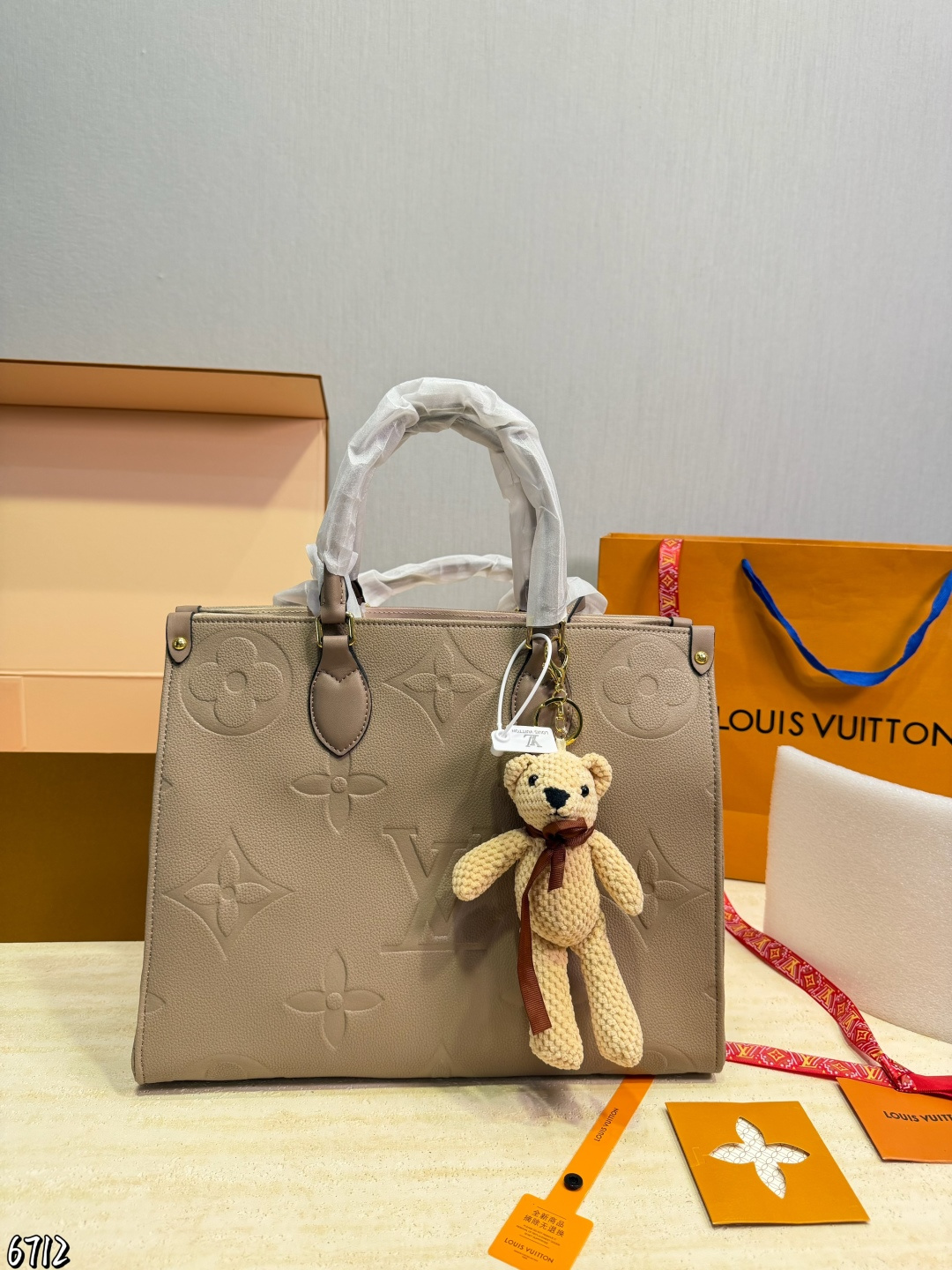Louis Vuitton LV Onthego Shopping Bag | Luxury Designer Fashion Accessory